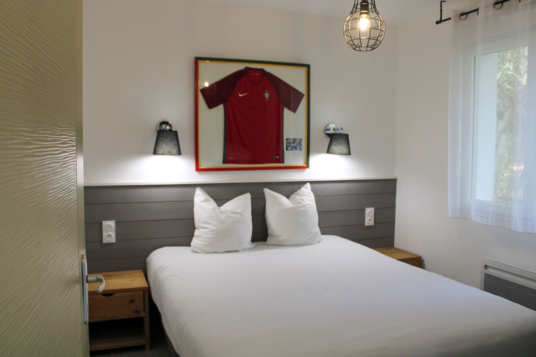 2 slaapkamers, een strijkplank/strijkijzer, reisbedje, wifi