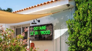 En välkomstskylt för Domaine Le Sherwood.