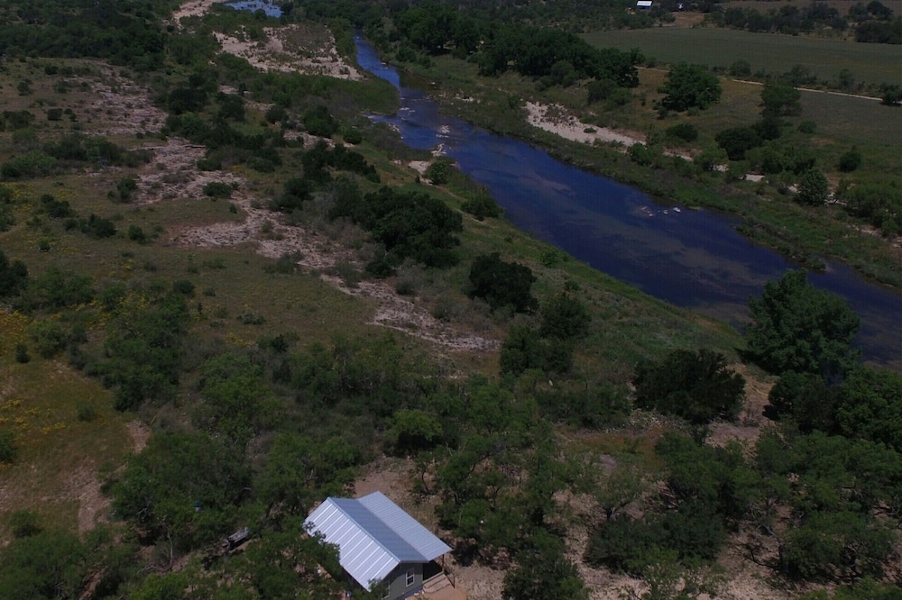 Beautiful Llano River front cabin near Castell Swimming, fishing, kayaking.
