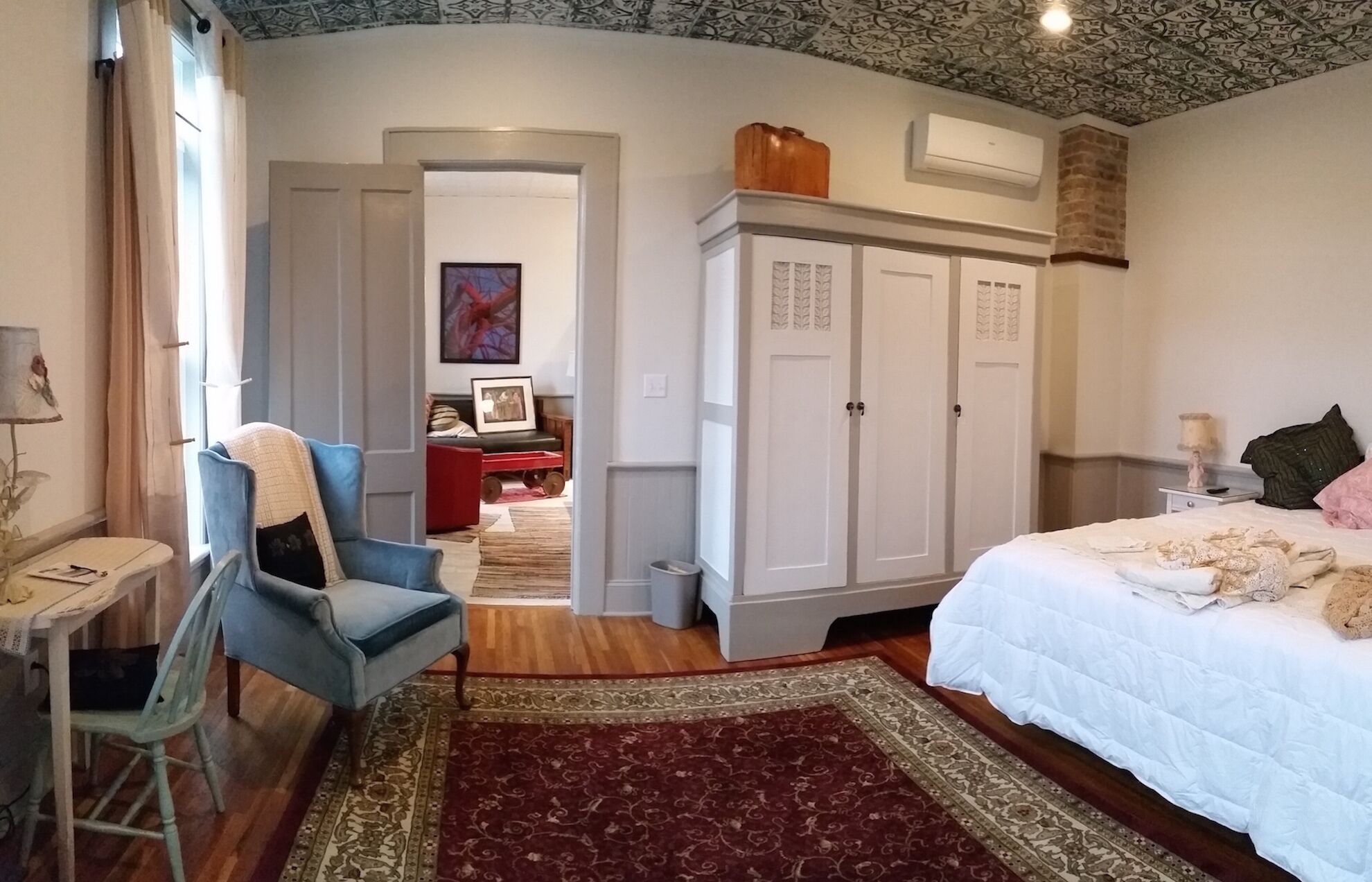 The Persons Apartment - in the Heart of East Aurora