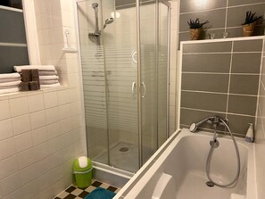 Combined shower/bathtub, towels
