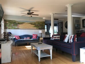 Smart TV, books, stereo, offices