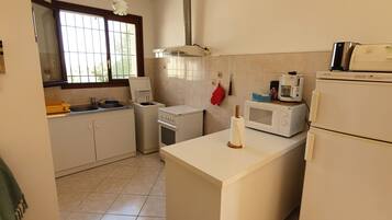 Een koelkast, een microgolfoven, een oven, een kookplaat