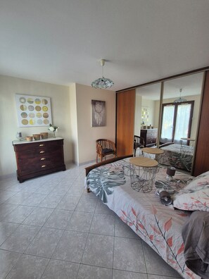2 bedrooms, iron/ironing board, travel cot, free WiFi