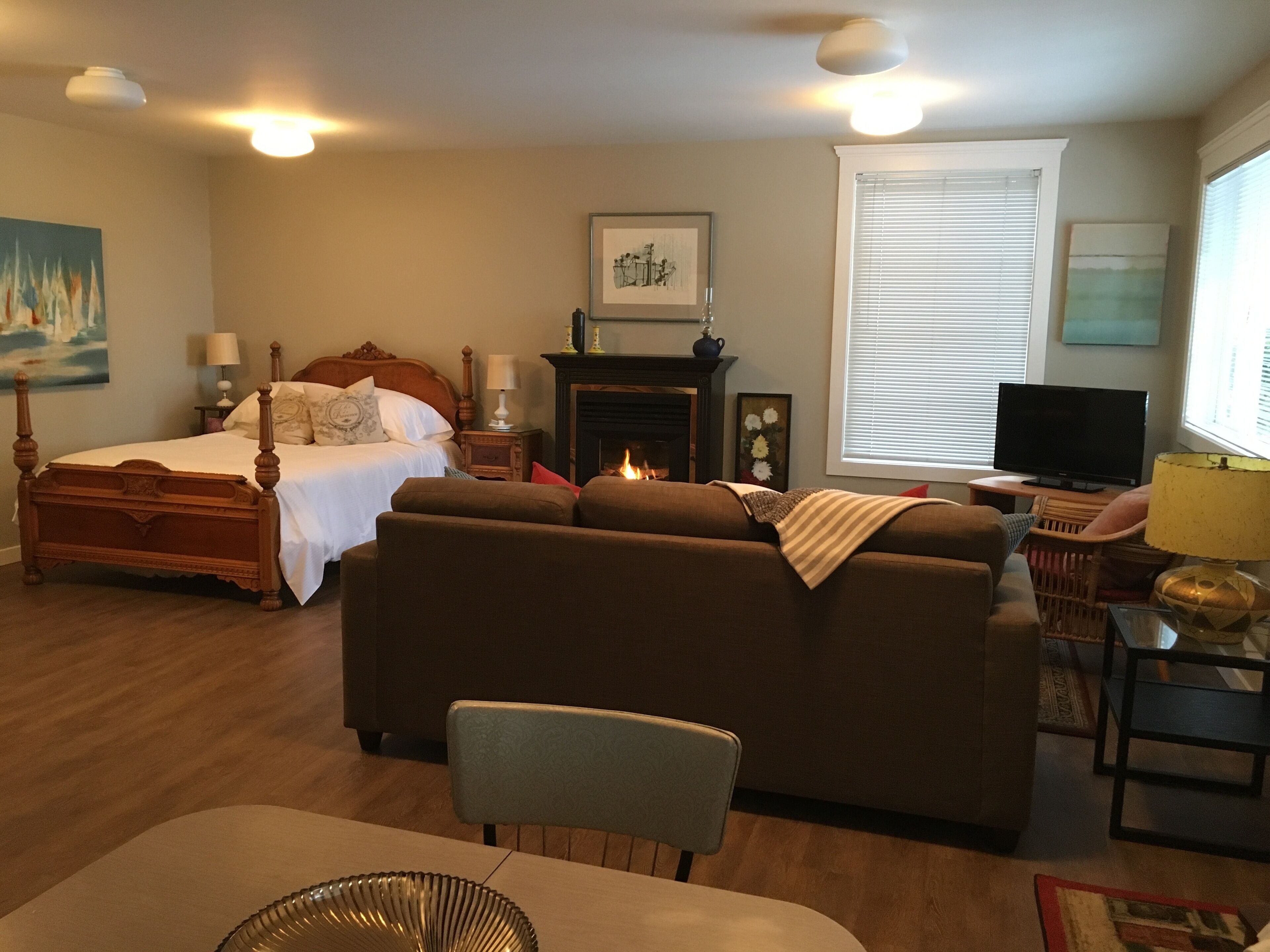 Warm, comfortable, cozy cottage with partial  ocean view and beach access