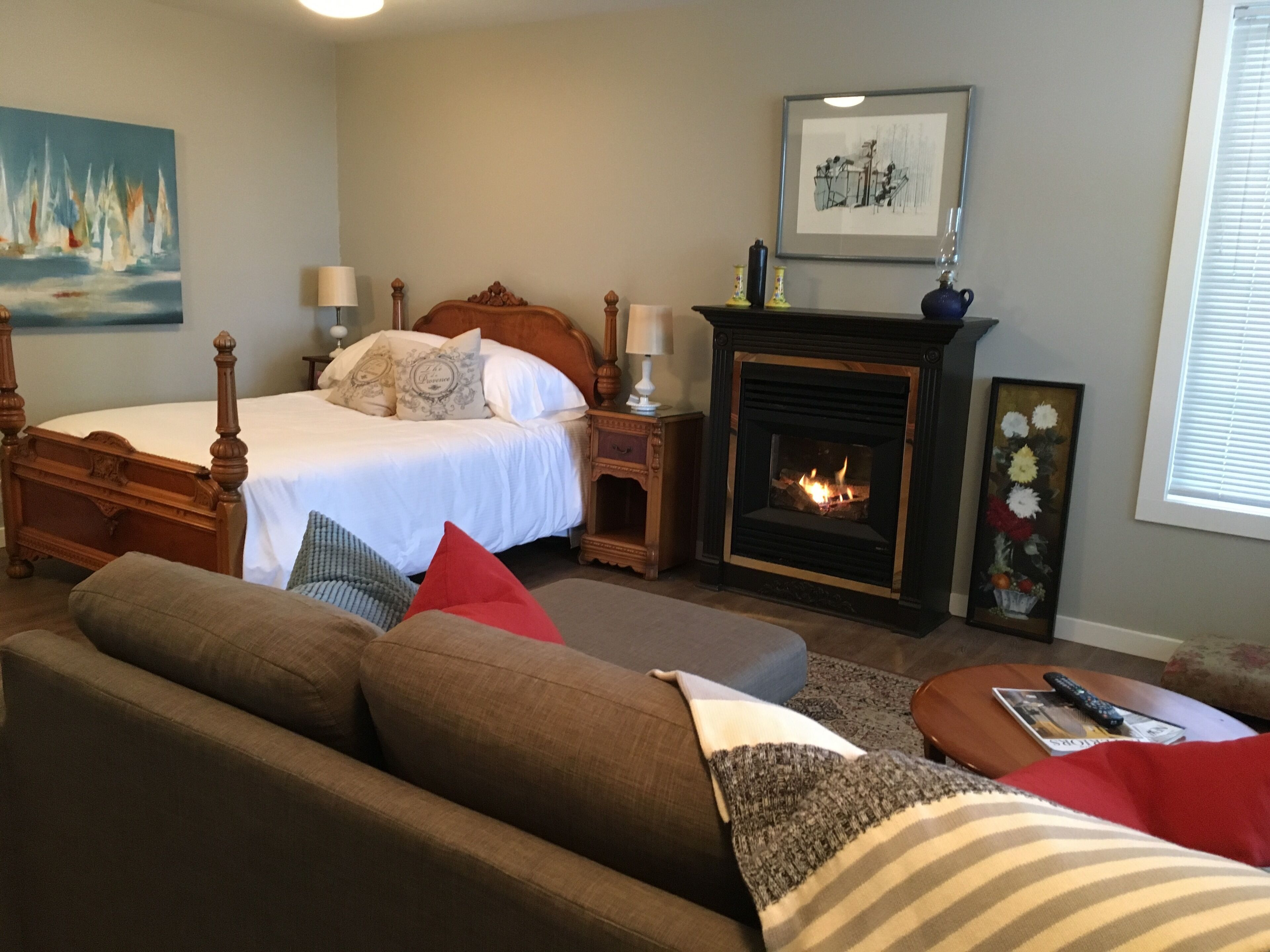 Warm, comfortable, cozy cottage with partial  ocean view and beach access