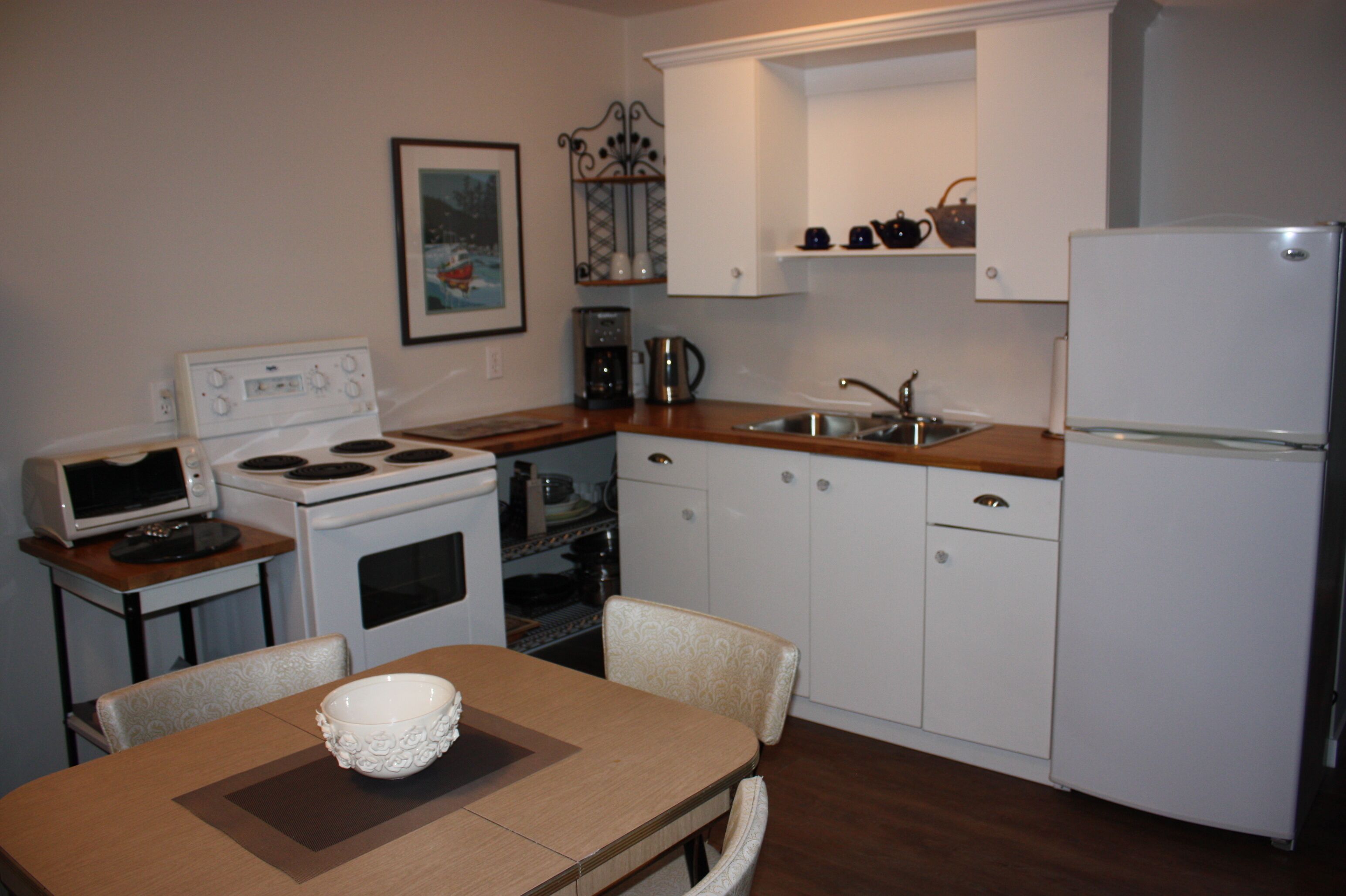 Warm, comfortable, cozy cottage with partial  ocean view and beach access