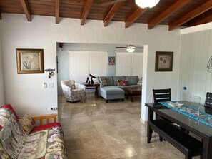 Smart TV, libros y estéreo 