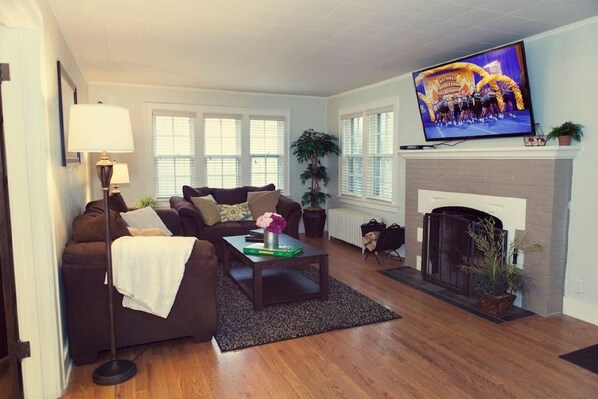 TV, fireplace, books - Perfect house for your Notre Dame Game Weekend! (South Bend)