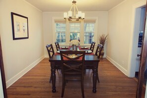Dining - Perfect house for your Notre Dame Game Weekend! (South Bend)