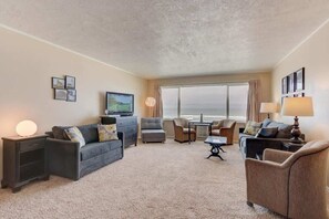 TV, offices - Spacious Beachfront Suite - Sleeps 8 - Top Floor - Pool and Sauna! (Lincoln City)