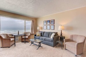 TV, offices - Spacious Beachfront Suite - Sleeps 8 - Top Floor - Pool and Sauna! (Lincoln City)