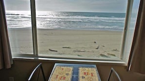 Una stanza con una grande finestra vista spiaggia.