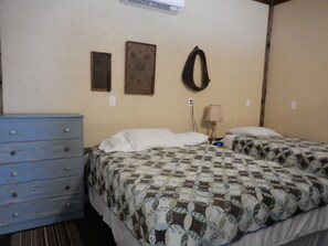 1 bedroom, iron/ironing board, travel cot, WiFi - Spacious Norfork Lake View Bunkhouse, Resort Amenities, Family/Fishermen/Pets (Gamaliel)