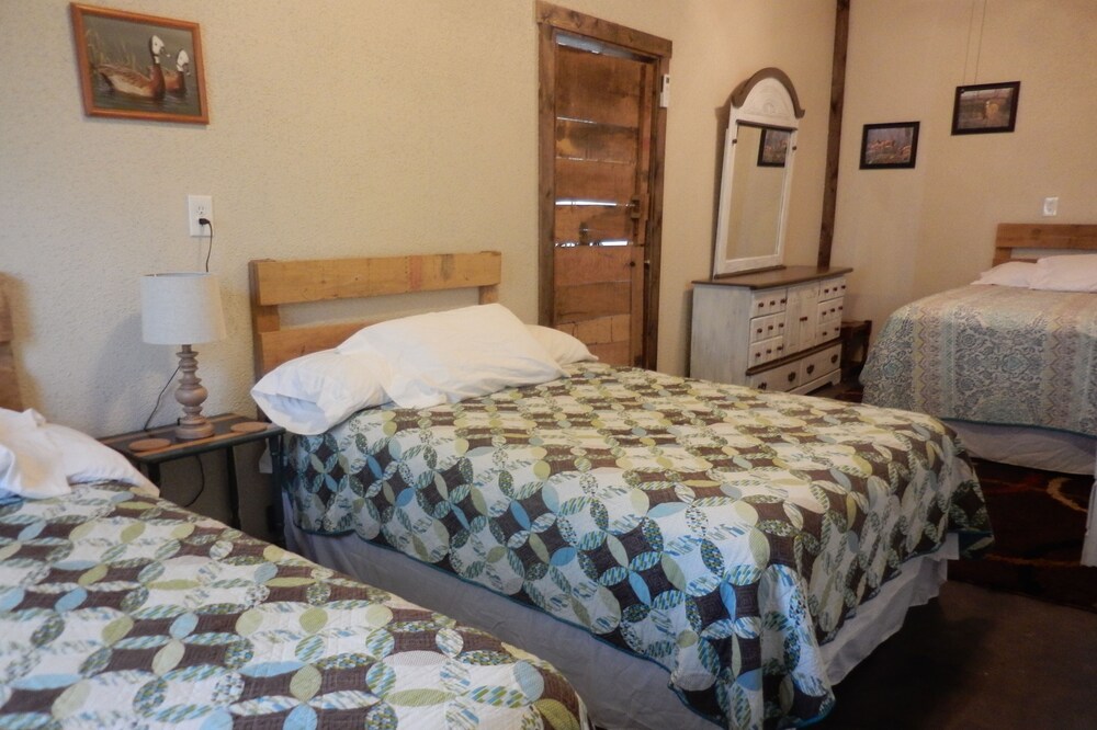 Spacious Norfork Lake View Bunkhouse, Resort Amenities, Dock. Allows Pets, 9 Ppl
