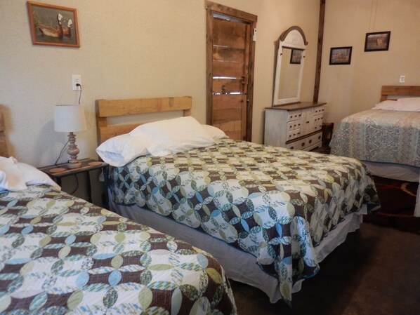 1 bedroom, iron/ironing board, travel cot, WiFi - Spacious Norfork Lake View Bunkhouse, Resort Amenities, Family/Fishermen/Pets (Gamaliel)