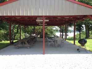 Outdoor dining - Spacious Norfork Lake View Bunkhouse, Resort Amenities, Family/Fishermen/Pets (Gamaliel)