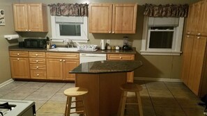 Micro-ondes, lave-vaisselle, cafetière/bouilloire