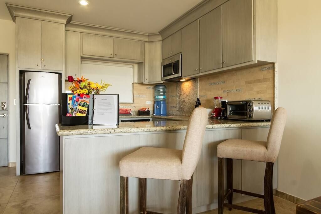 Seashore Tranquility: Modern 2-Bed Condo with