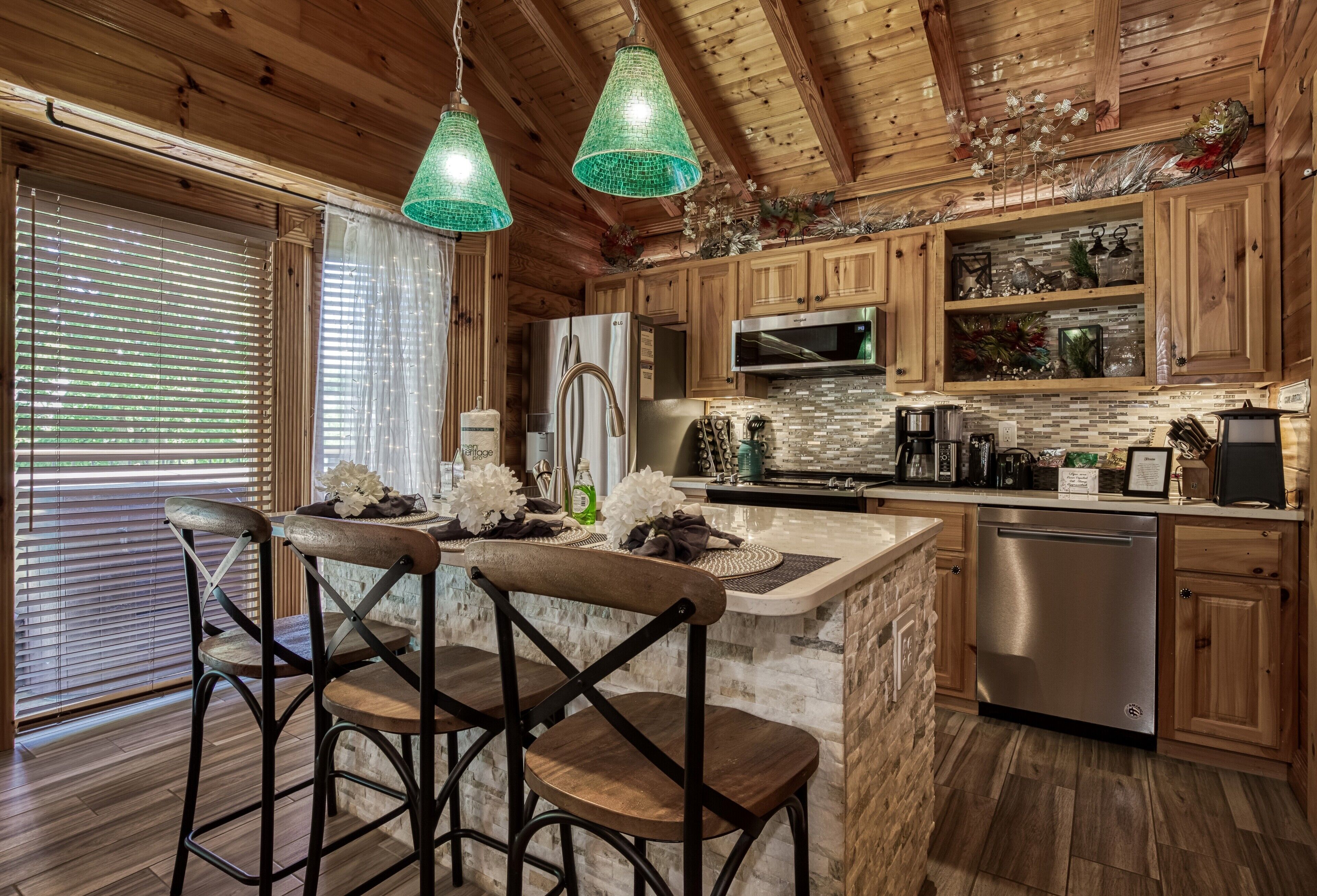 River Front Cabin-Close to Pigeon Forge-Double head spa shower-Moveable king bed Great Fishing