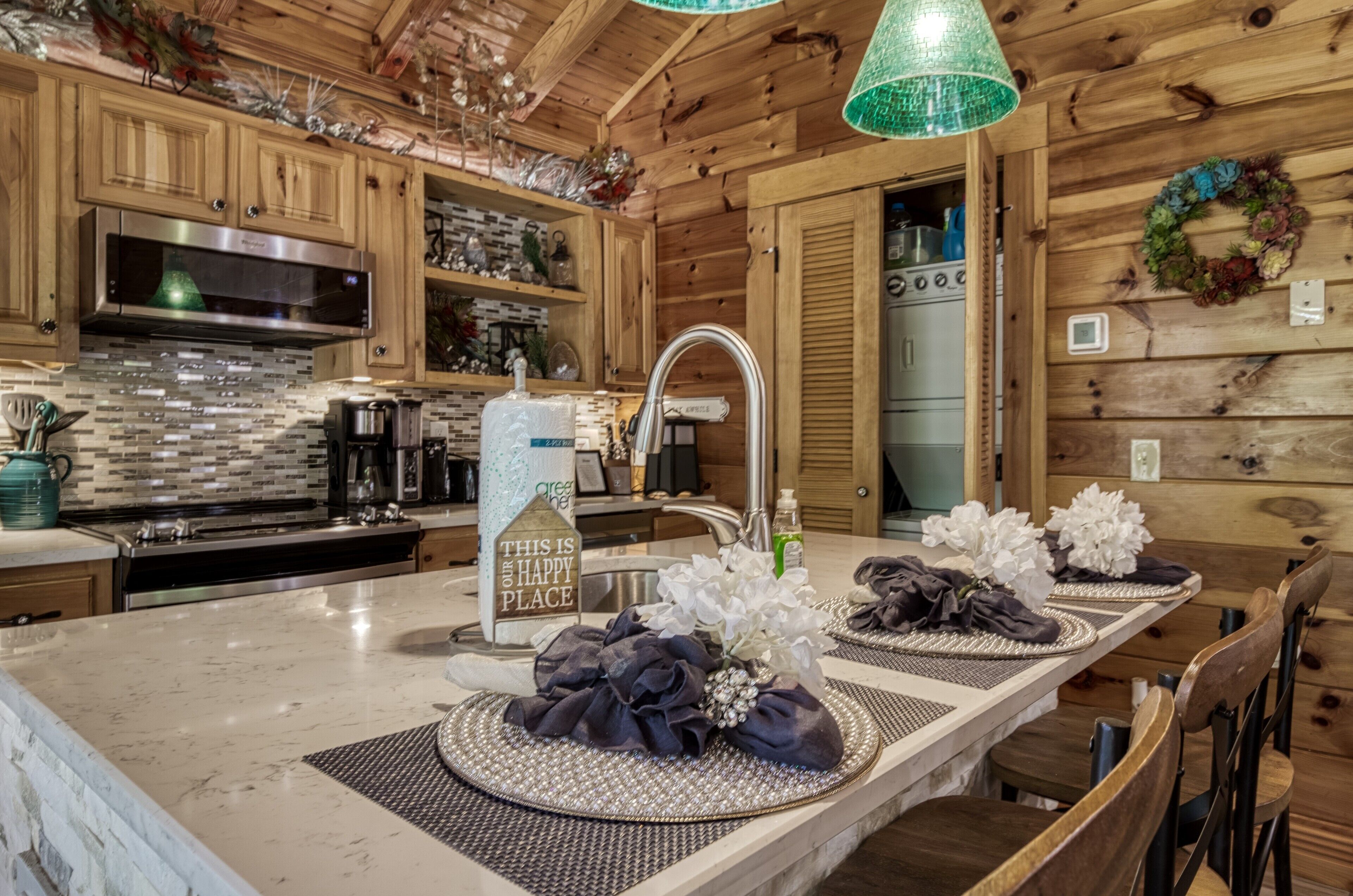 River Front Cabin-Close to Pigeon Forge-Double head spa shower-Moveable king bed Great Fishing