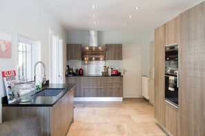 Fridge, dishwasher, cookware/dishes/utensils, freezer - Contemporary villa in the heart of Cannes (Cannes)