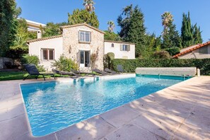 A heated pool - Contemporary villa in the heart of Cannes (Cannes)