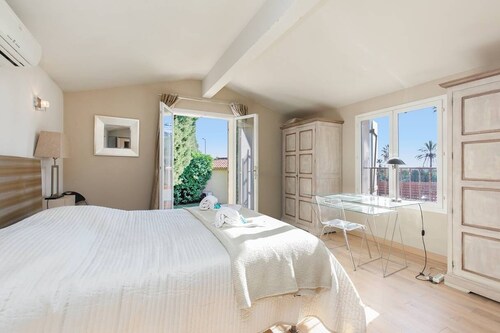 For your holidays in Cannes, here is a delightful six-bedroom villa with a private swimming pool.