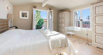 For your holidays in Cannes, here is a delightful six-bedroom villa with a private swimming pool.