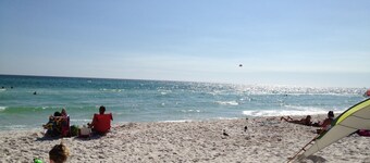 Stor familie sjov på smaragdkysten i et lukket resort.