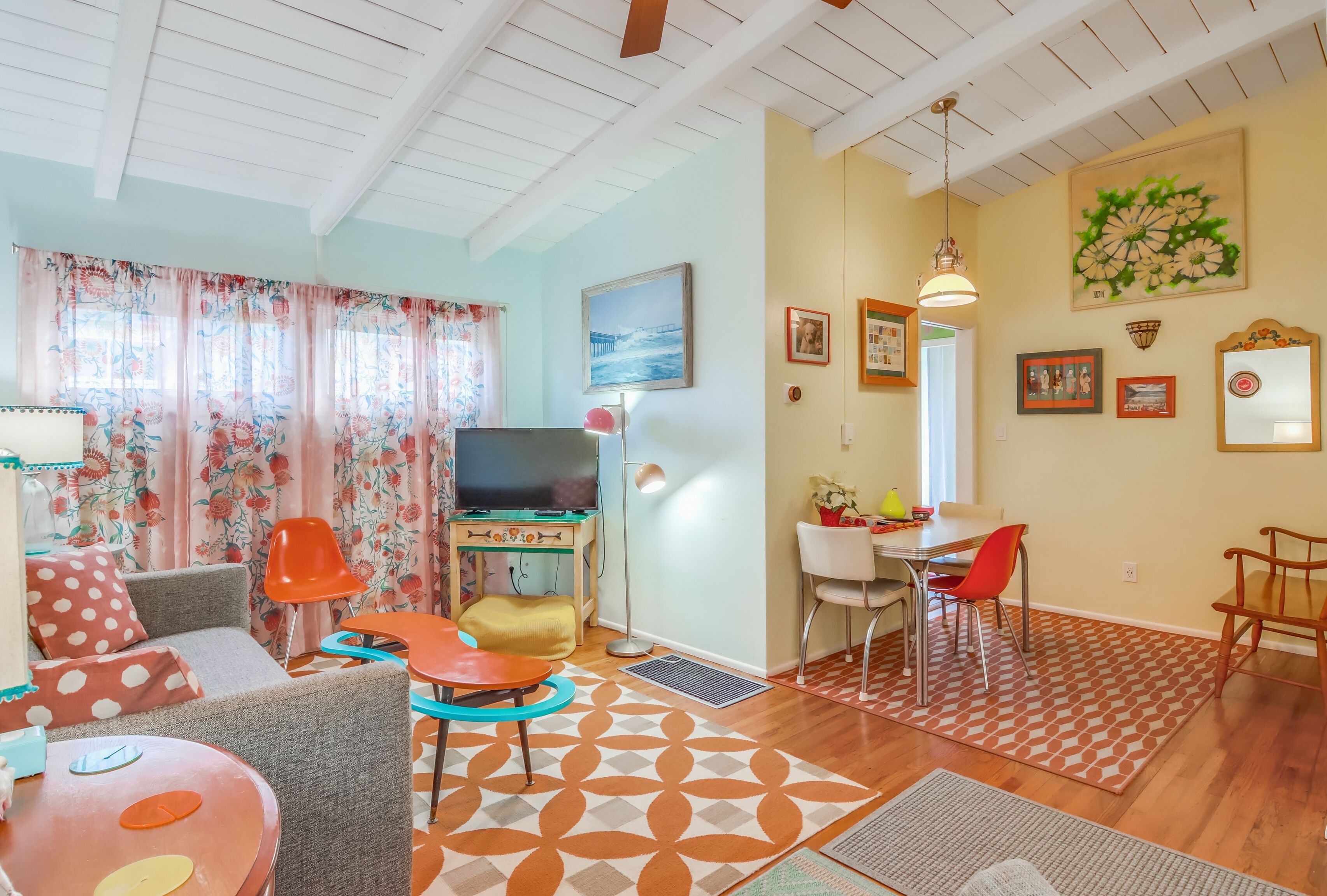 Quintessential Ocean Beach cottage just 1 block from the beach!