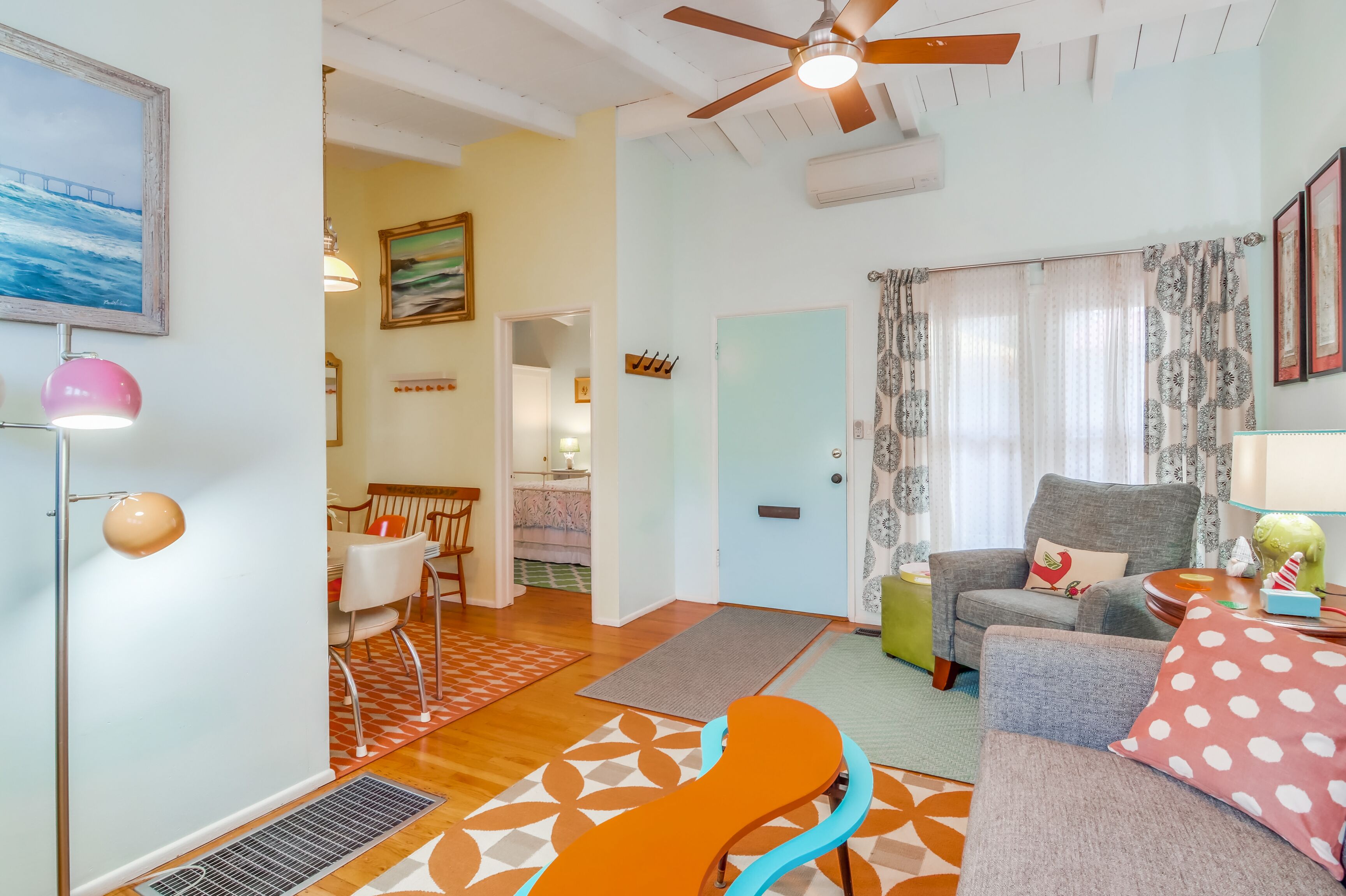 Quintessential Ocean Beach cottage just 1 block from the beach!