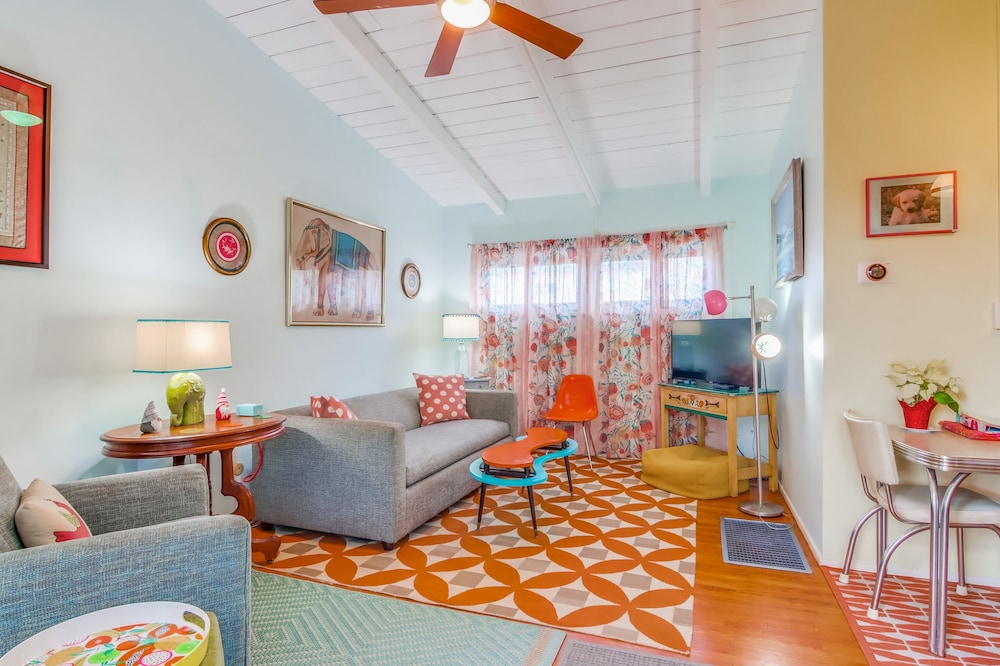 Quintessential Ocean Beach cottage just 1 block from the beach!