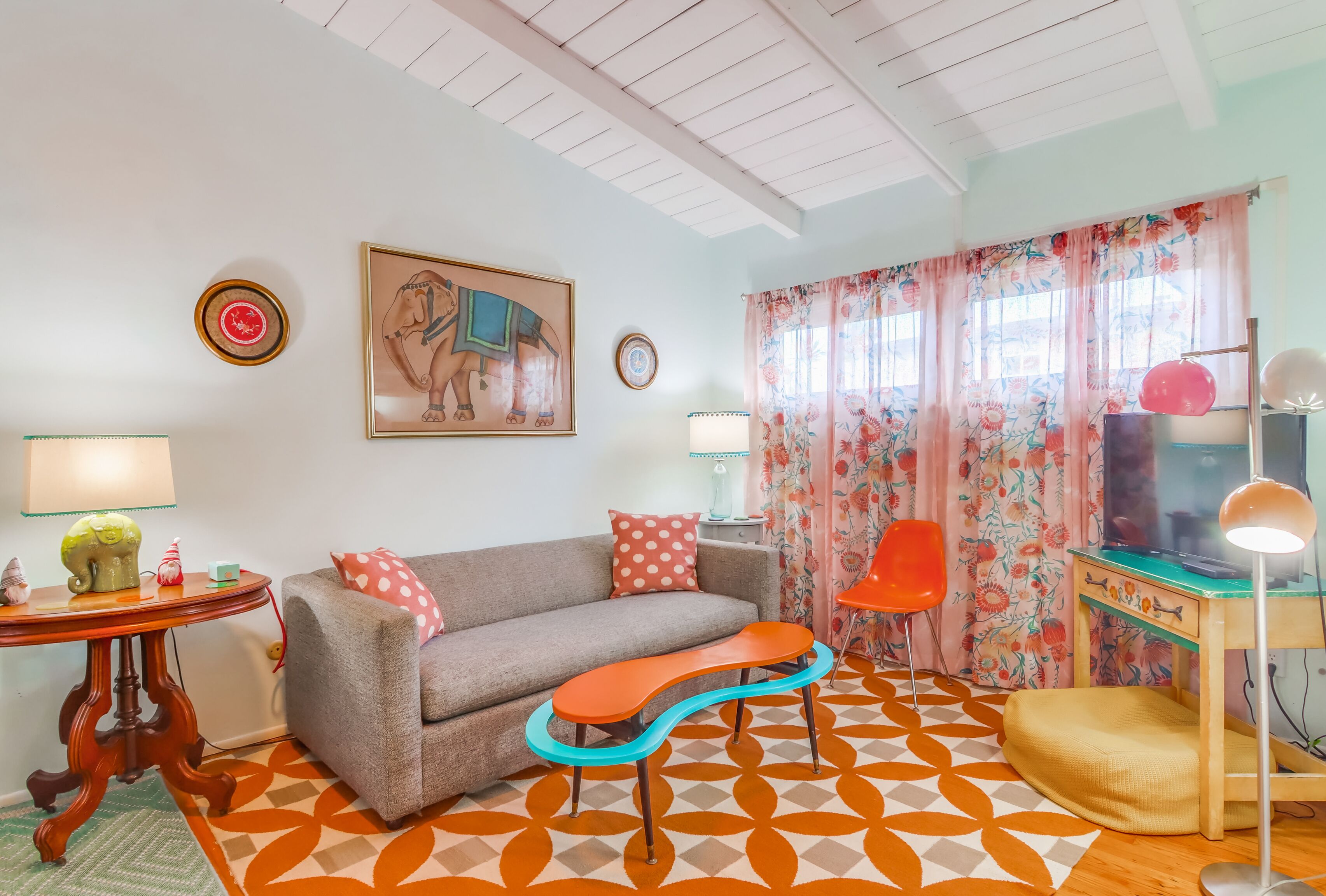 Quintessential Ocean Beach cottage just 1 block from the beach!