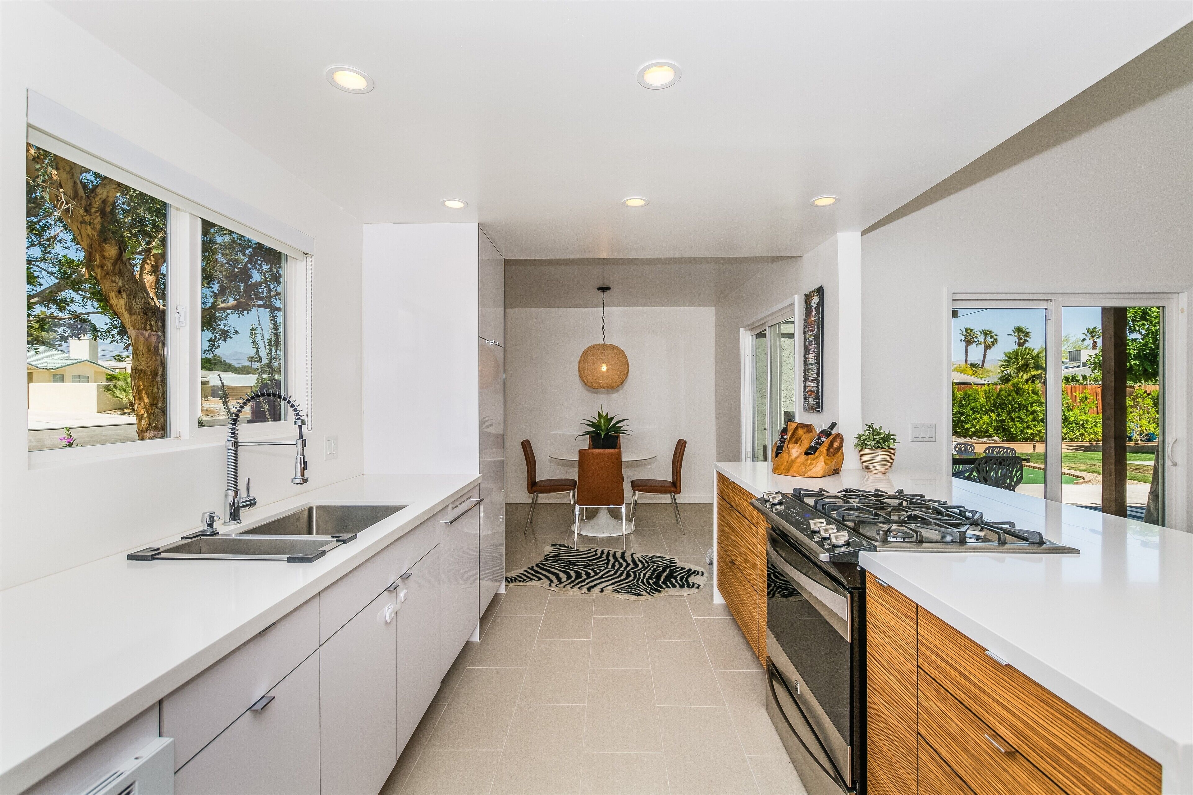 Modern Oasis. Close to downtown. Pool, Jacuzzi, BOCCE ball, Putting green & more