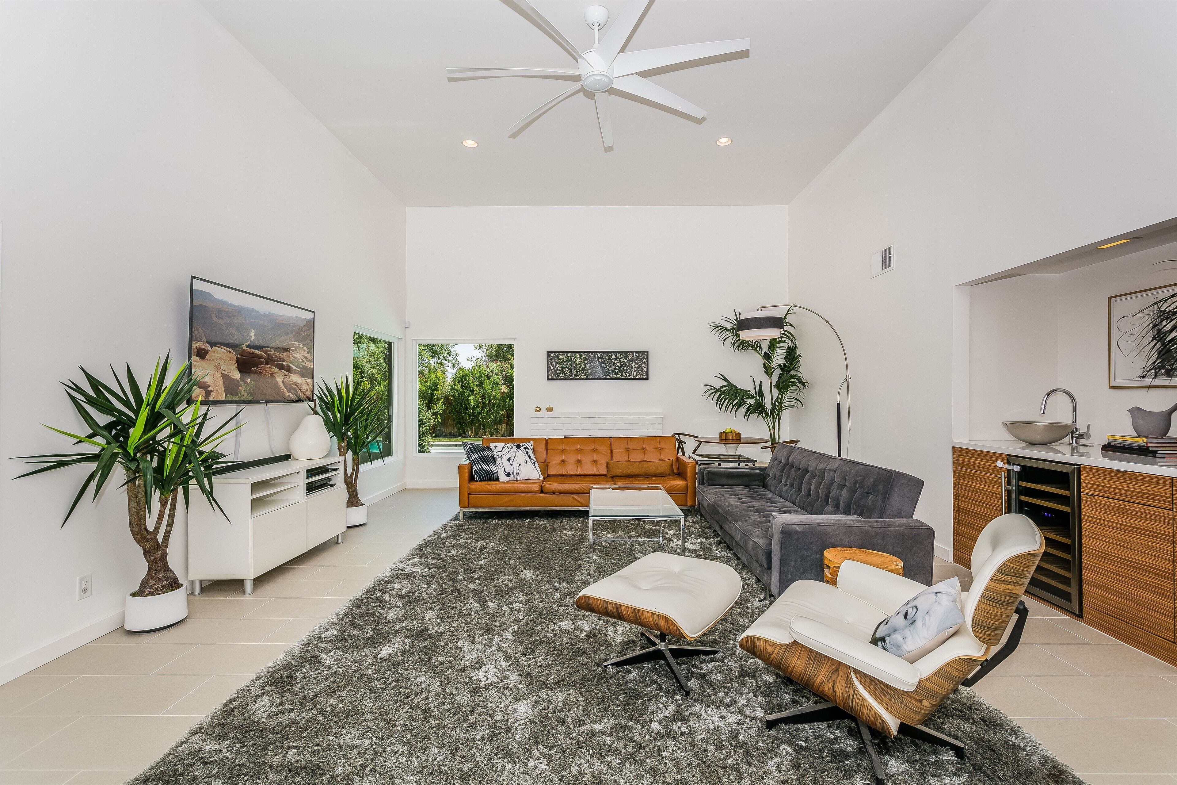 Modern Oasis. Close to downtown. Pool, Jacuzzi, BOCCE ball, Putting green & more