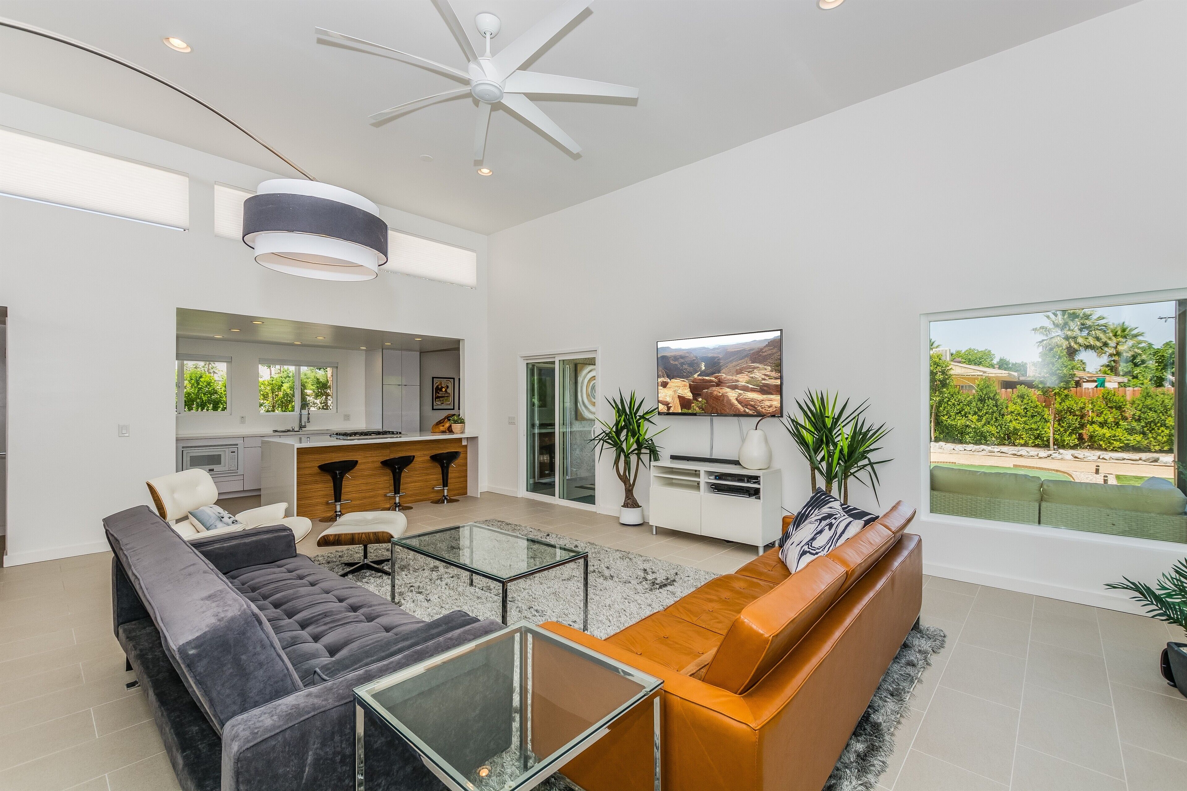 Modern Oasis. Close to downtown. Pool, Jacuzzi, BOCCE ball, Putting green & more