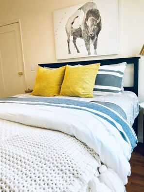 1 habitación, escritorio, tabla de planchar con plancha y cuna de viaje 