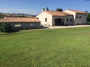 Exterior - Villa in the countryside with swimming pool near Aix en Provence (Gardanne)