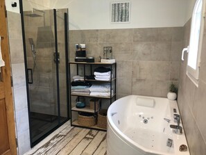 Kombinert dusj/badekar, boblebad, hårføner og håndklær