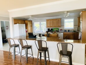 Fridge, microwave, oven, stovetop - Fun on Lake Hamilton's Main Channel (Hot Springs)