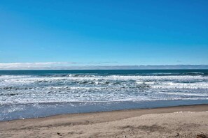 Beach nearby - Large Beachfront Suite - Sleeps 6 - Second Floor - Pool and Sauna! (Lincoln City)