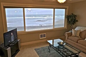 TV, fireplace, offices - Large Beachfront Suite - Sleeps 6 - Second Floor - Pool and Sauna! (Lincoln City)