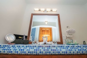 1 quarto, cofres nos quartos, ferros/tábuas de passar roupa