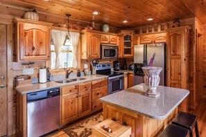 Fridge, microwave, oven, stovetop - Sarah's Mountain Hideaway - , Fire Pit -Minimum (Ellijay)