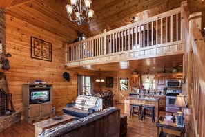 Flat-screen TV, fireplace, DVD player - Sarah's Mountain Hideaway - , Fire Pit -Minimum (Ellijay)