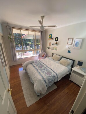 4 bedrooms, iron/ironing board, free WiFi, bed sheets - Boambee Retreat - 4 Bedroom Home with Pool near Beach sleeps 8 (Boambee)