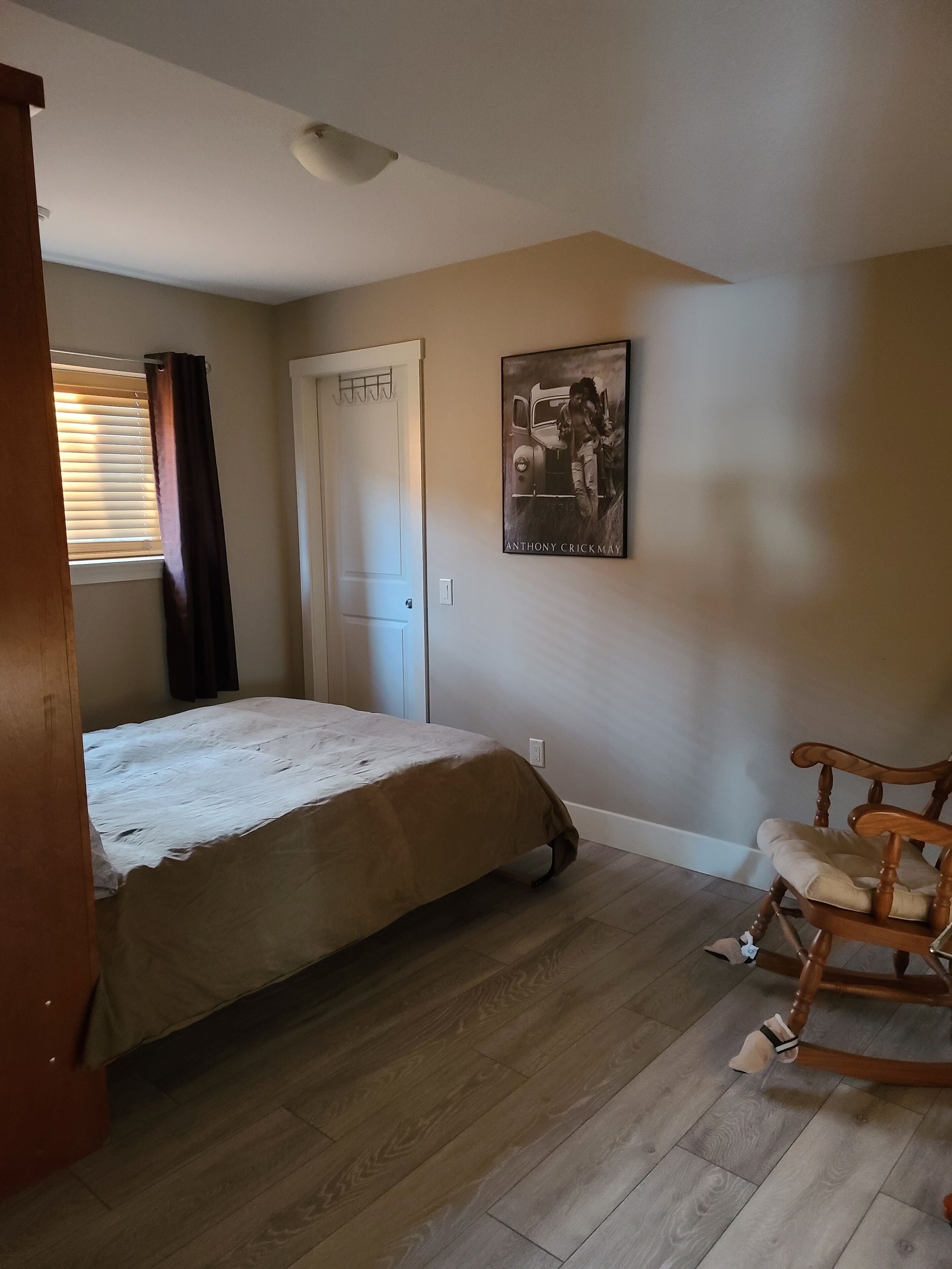 Romantic year round setting overlooking Lake Okanagan with hot tub.