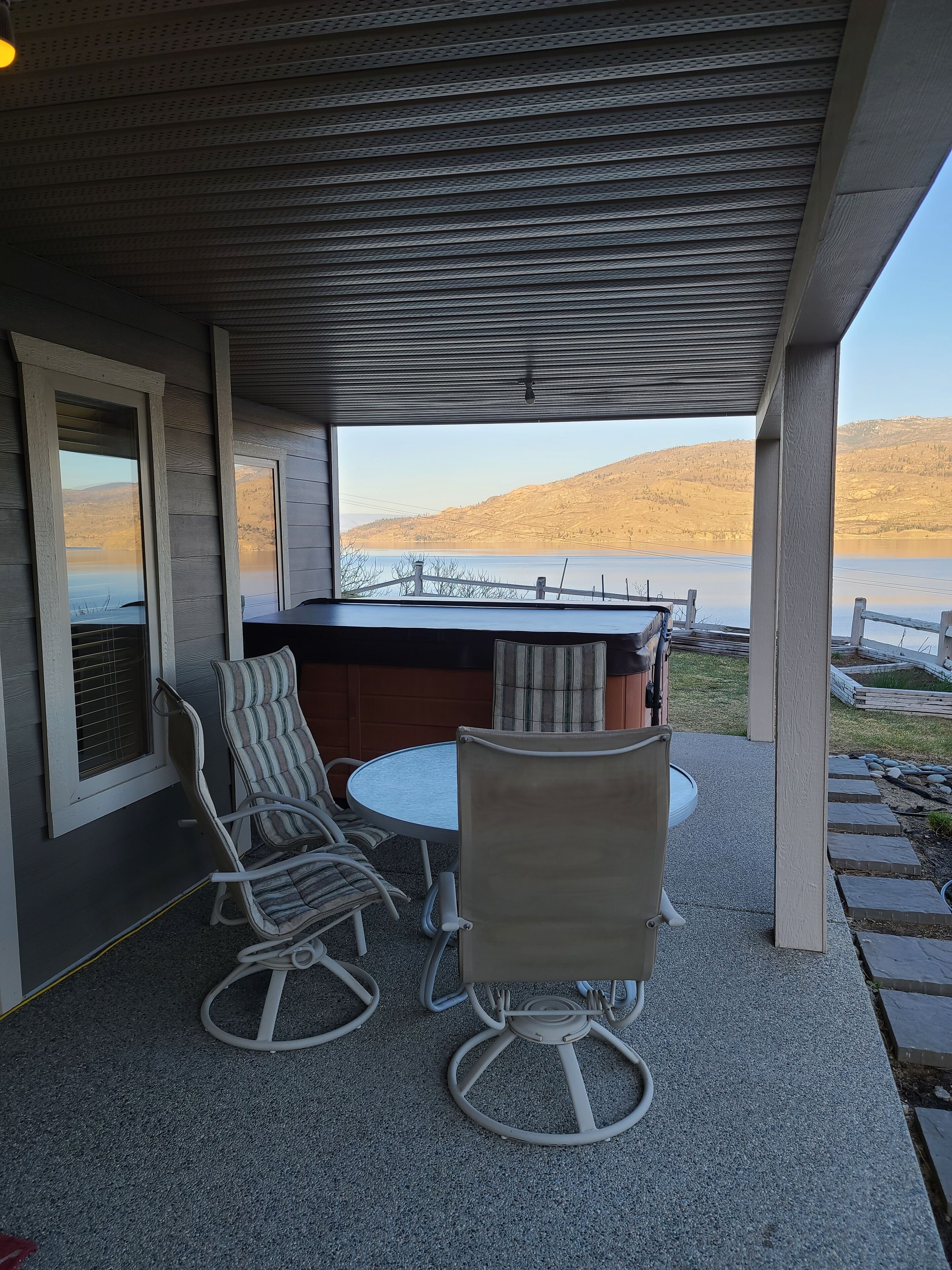 Romantic year round setting overlooking Lake Okanagan with hot tub.