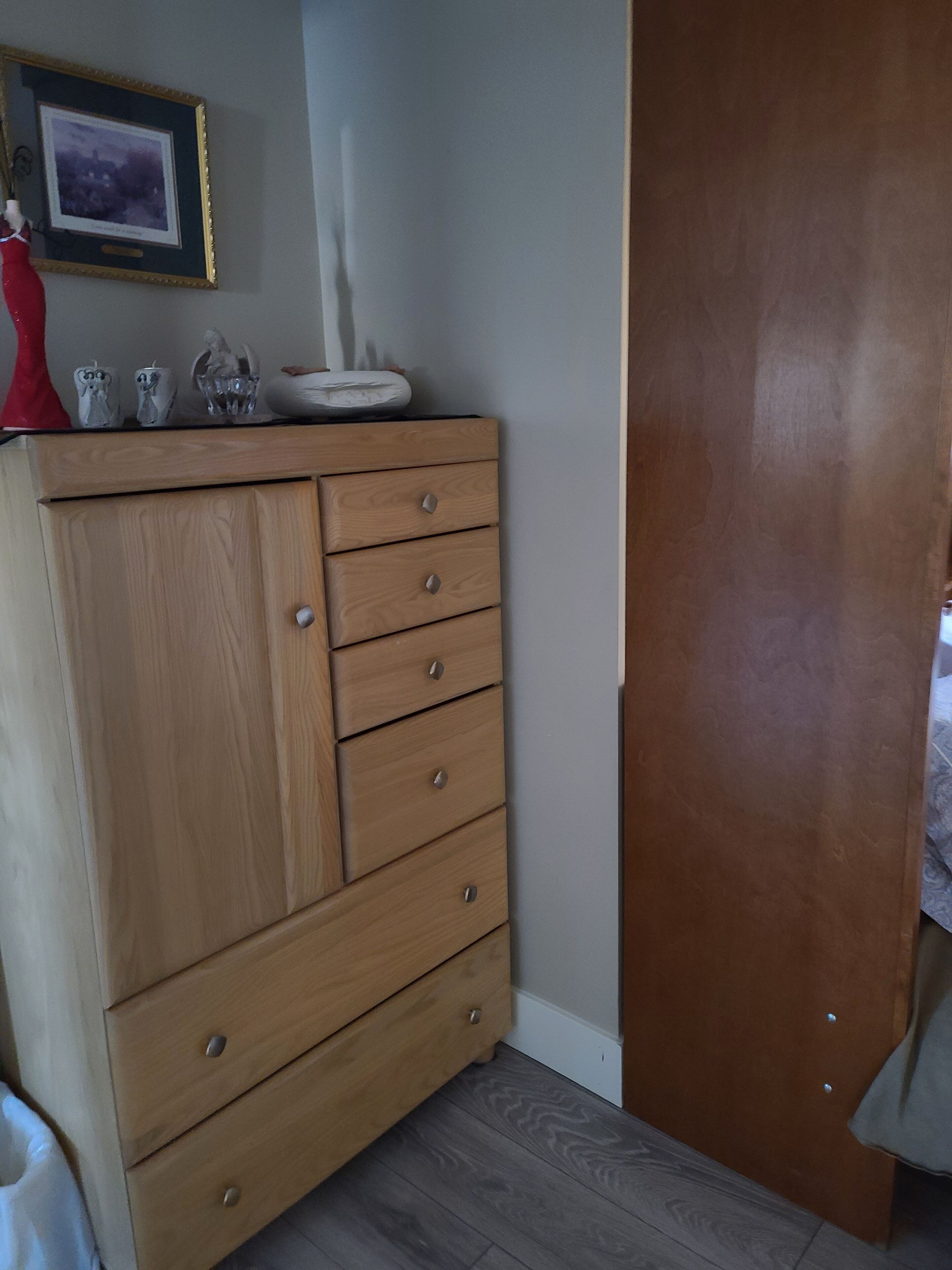 Romantic year round setting overlooking Lake Okanagan with hot tub.